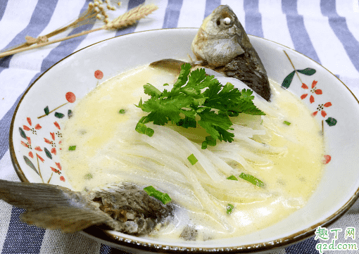 燉鯽魚湯要不要在鍋里煎一下 燉鯽魚為什么要煎一下1