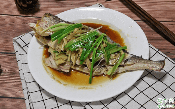 清蒸魚怎么切擺盤好看 清蒸魚擺盤花樣怎么切2