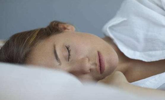 生物鐘對人體至關重要：睡眠規律平衡內分泌，定點吃飯保障腸道節律