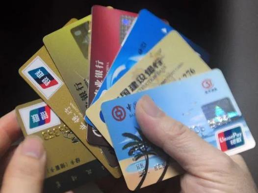 銀行卡被吞了不是本人的能取嗎？銀行卡不解鎖錢會不會沒有？