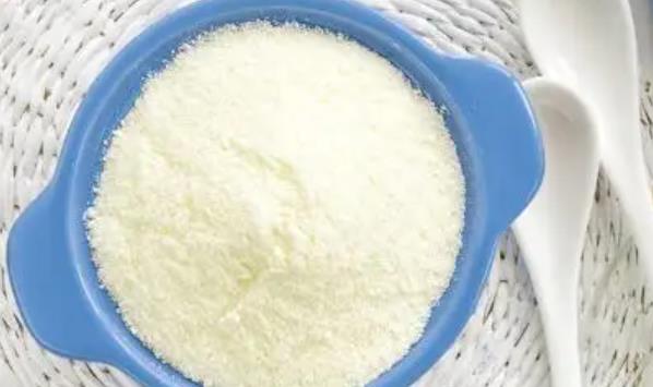 臨期奶粉的危害有哪些？泡好的奶粉放冰箱可以保存多久？