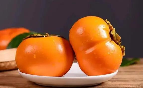 硬柿子的營養價值有哪些？硬柿子的益處與作用