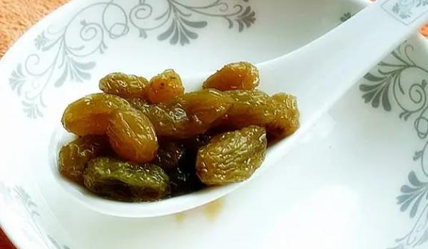 醋泡葡萄有哪些食用方法(在酸奶中，加入一些醋葡萄干)